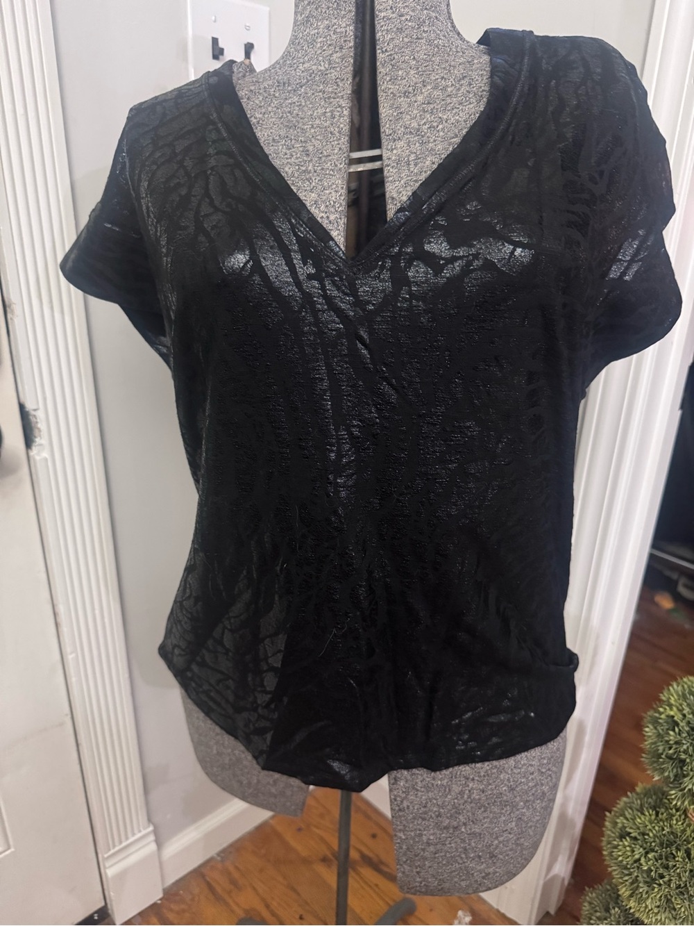 Women’s Black V-Neck Snakeskin Shiny Short Sleeve Top White House Black Market M